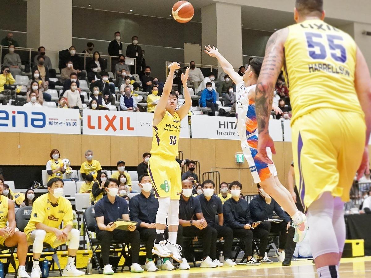 3ポイントシュート4本決め、個人通算400回3ポイントシュート成功を突破した田渡修人選手（右から3番目）