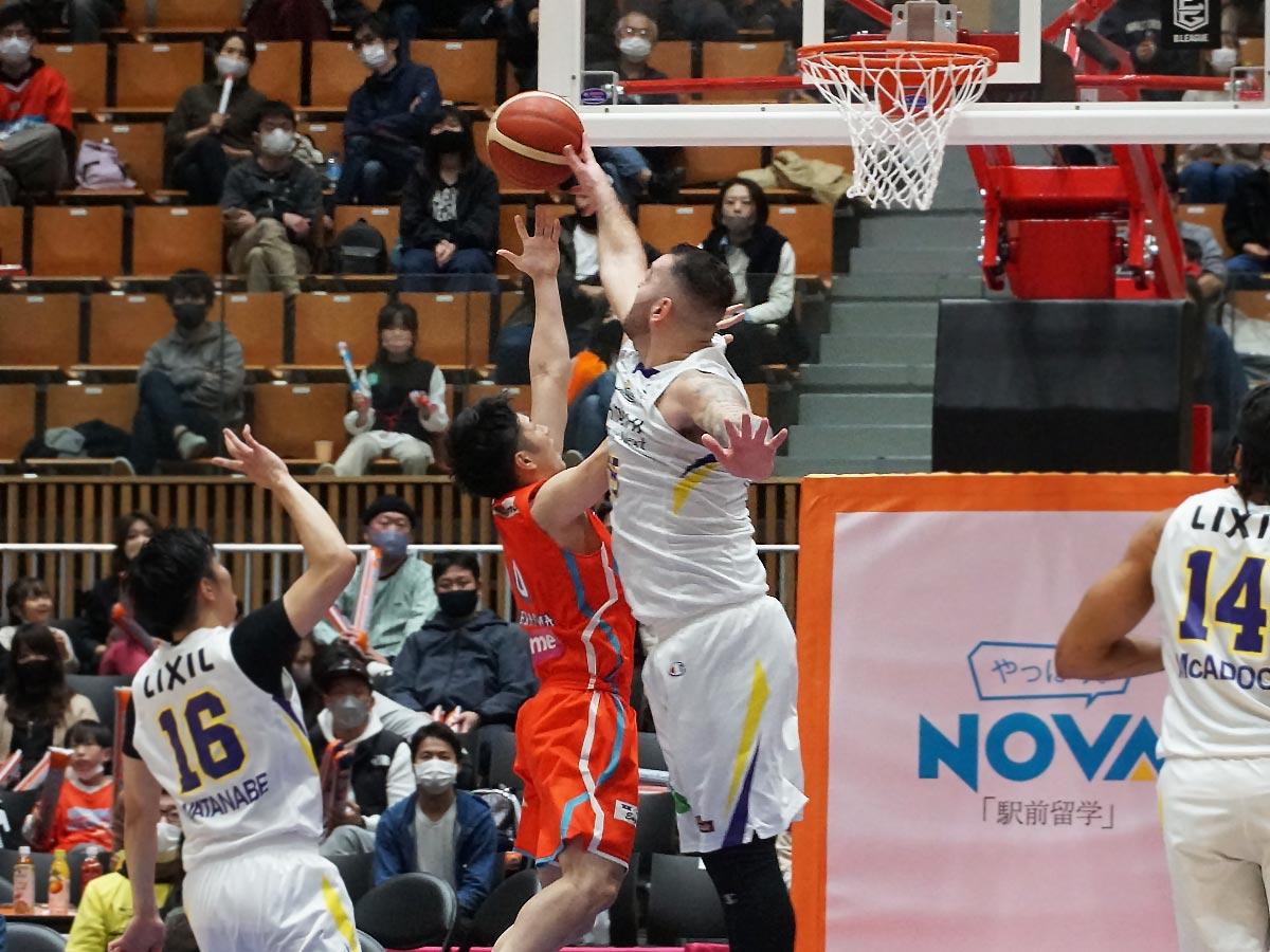 広島のシュートを4本ブロックしたジョシュ・ハレルソン選手（中央右）