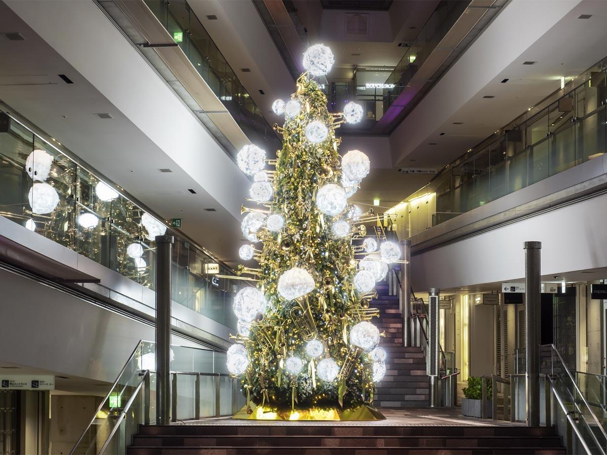 本館吹き抜け大階段に登場したクリスマスツリー