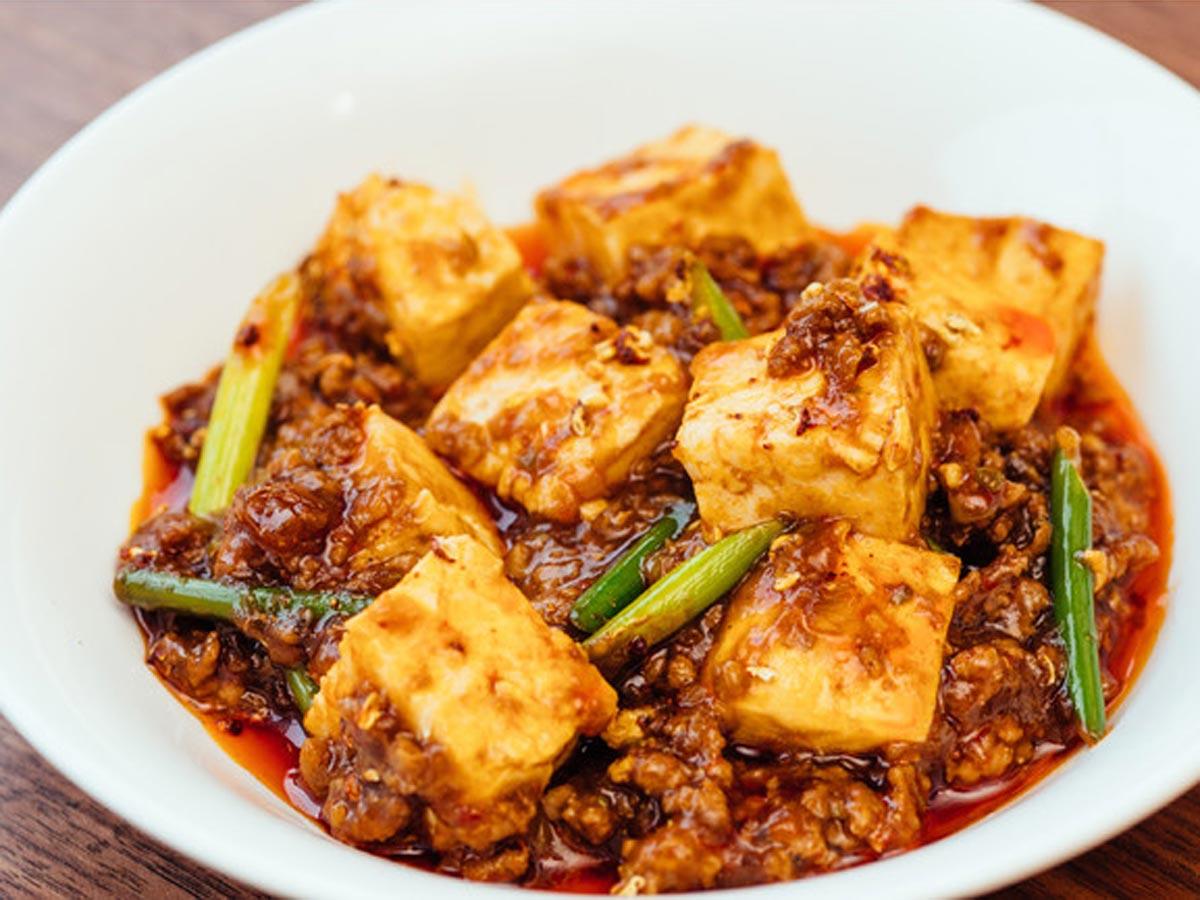 自家製の木綿豆腐と豚・羊の粗挽き肉を使うマーボー豆腐のイメージ