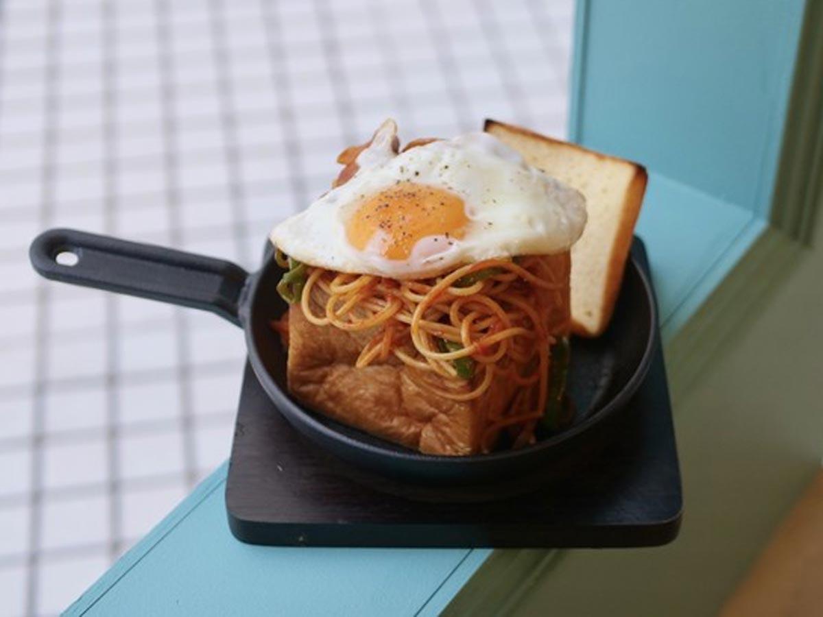 焼いた食パン「ムー」にナポリタン、目玉焼きをのせる「まるごとムートースト」（950円）