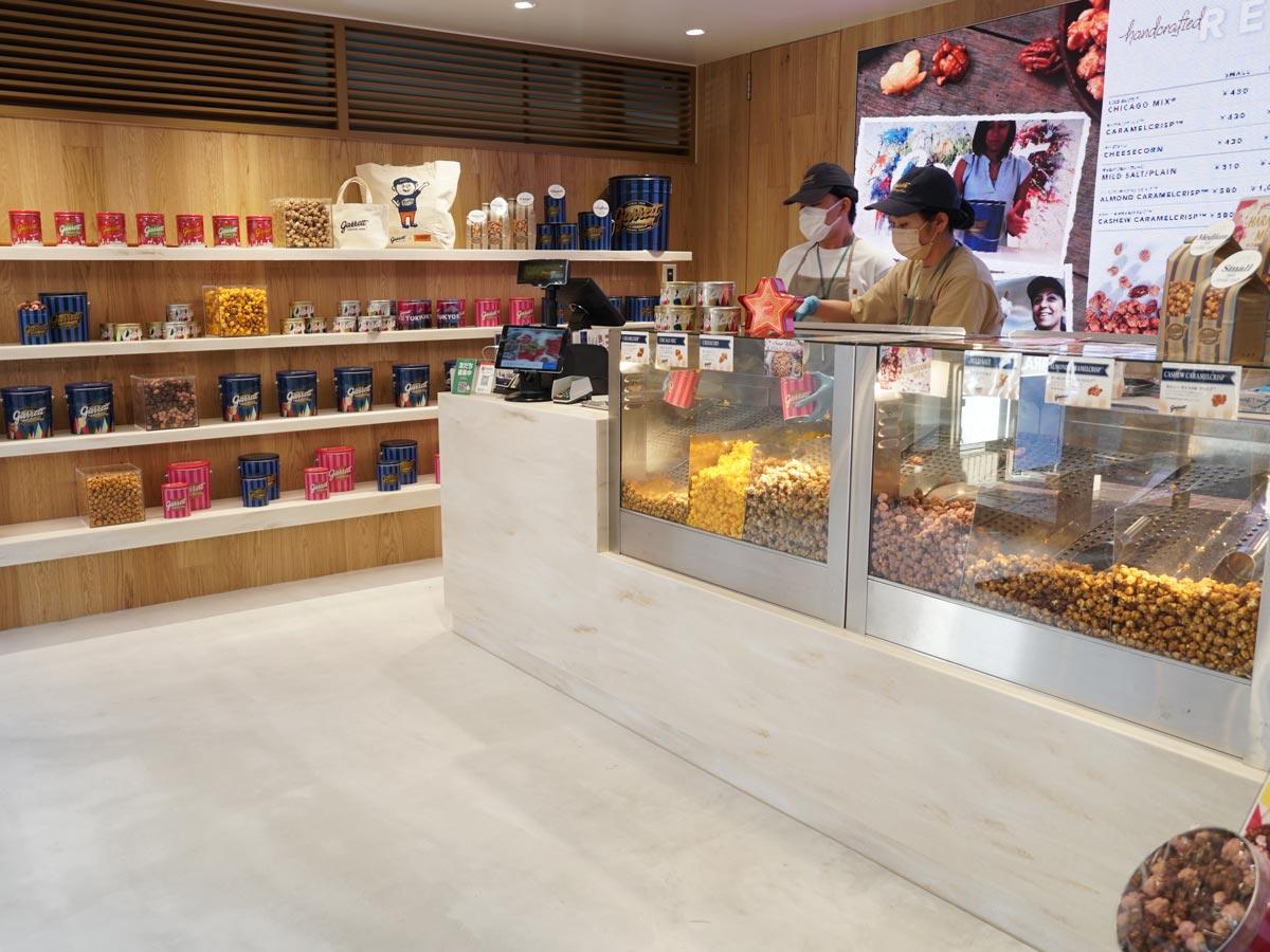 木や白色を取り入れた明るい店内