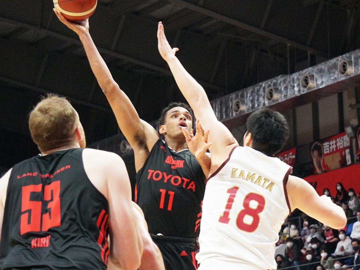 18得点リバウンド16本と気を吐いたセバスチャン・サイズ選手（中央奥）