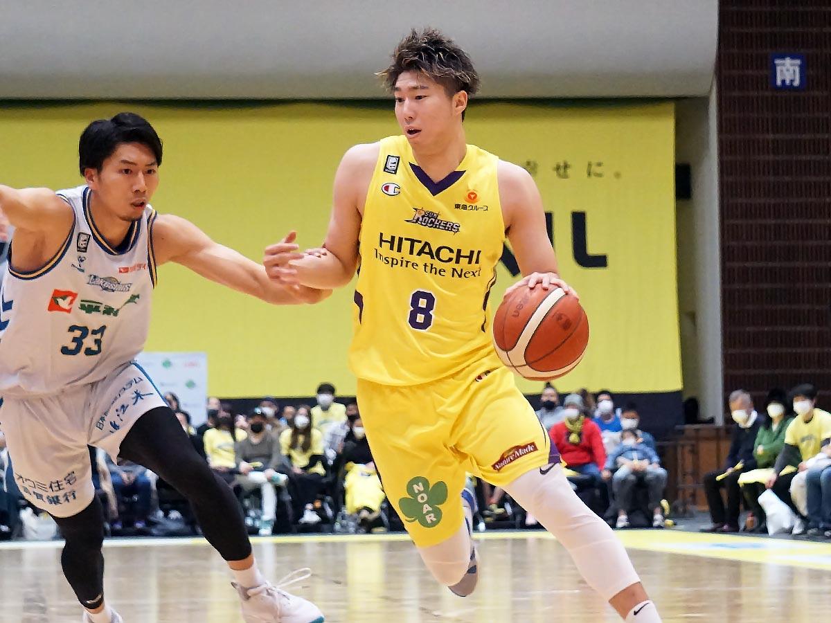 インサイドへのアタックからなど両チーム最多のアシスト7本を記録した高橋耕陽選手（右）