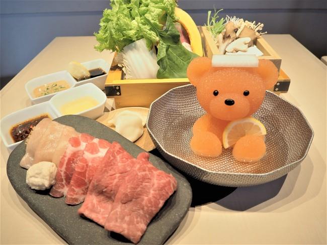 食物繊維とコラーゲンで固めた熊がダシに浸かる一人鍋（写真）を提供