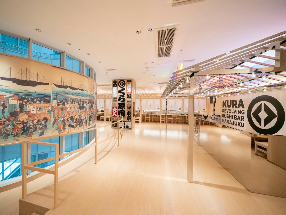白木を使い浮世絵のパネルなどを装飾する店内
