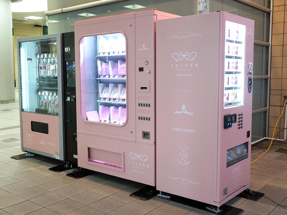 （左から）生花、腕時計、「ショートケーキ缶」を販売する自販機