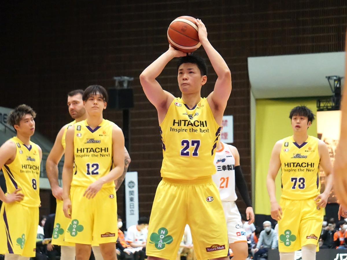 最終クオーターに3ポイントシュートやフリースロー4本で7得点を挙げた石井講祐選手（左から4番目）