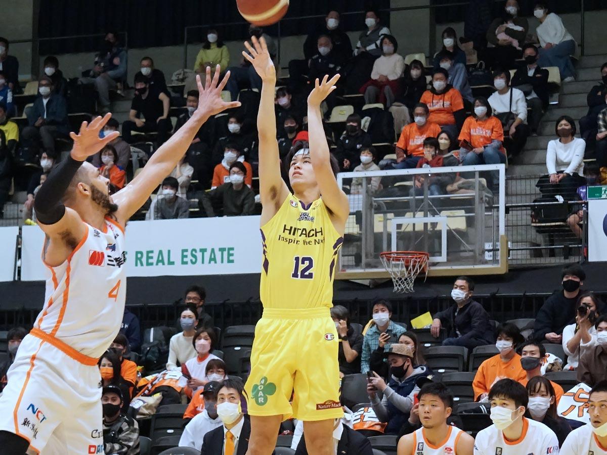 15得点を挙げると共にリバウンドでも体を張った西野曜選手（写真中央）
