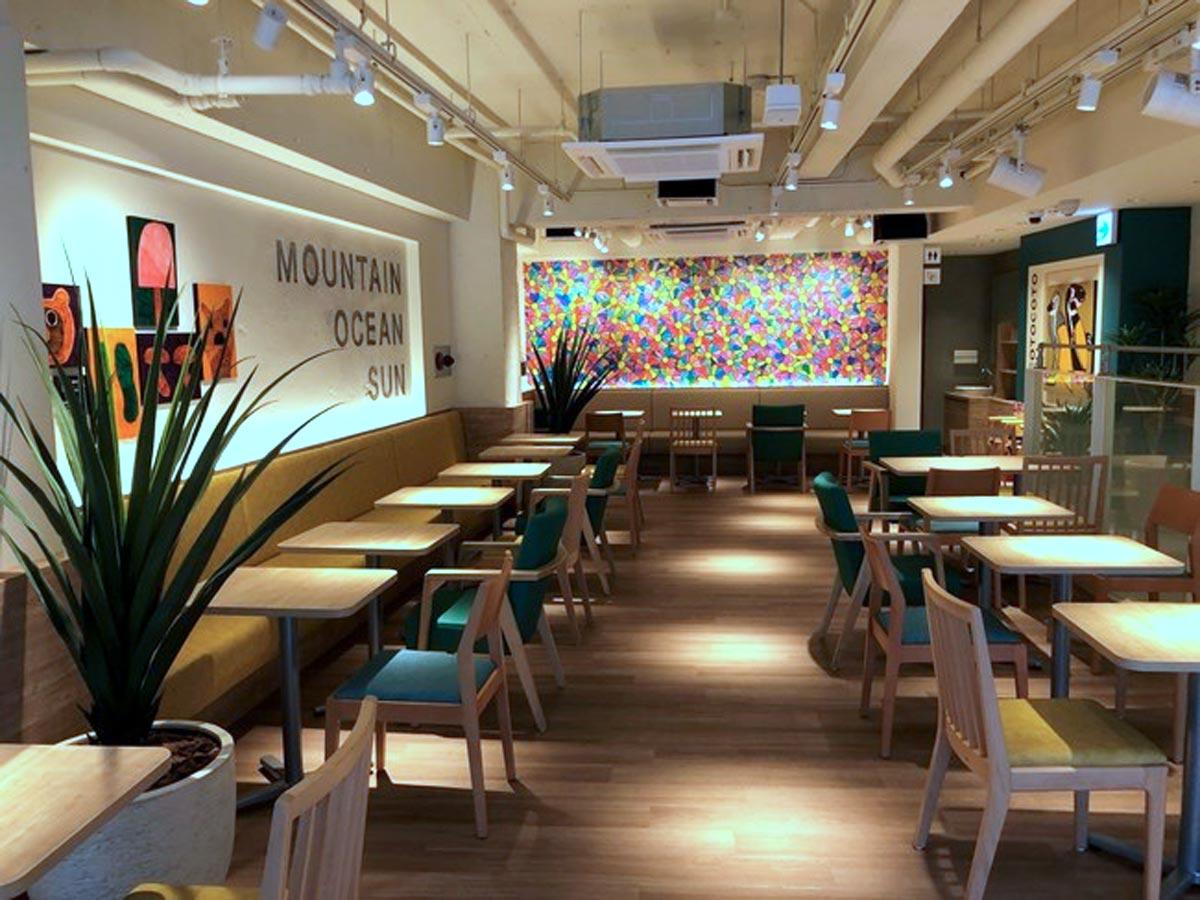 障がいのあるアーティストたちの作品をデザインに採用する店内