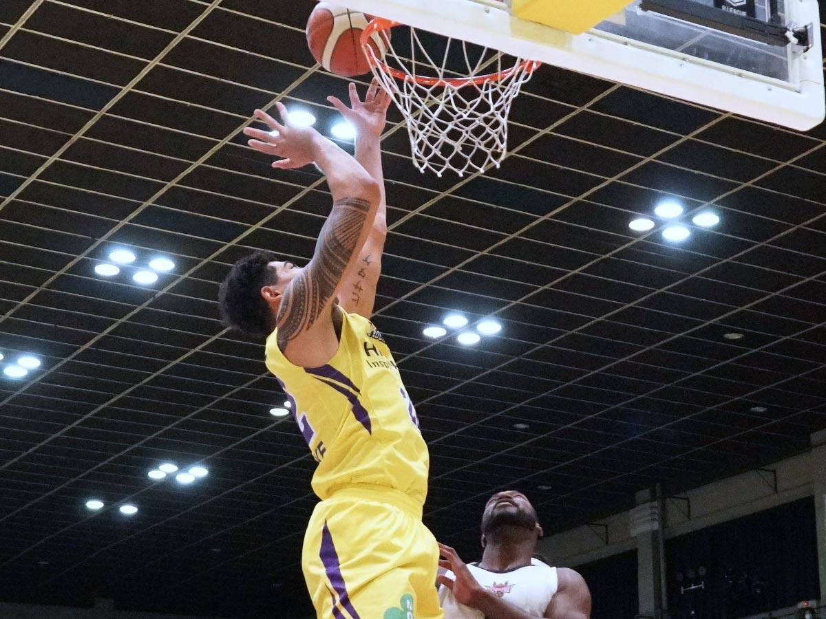 14得点リバウンド7本などをマークしたマックス・ヒサタケ選手（写真手前）