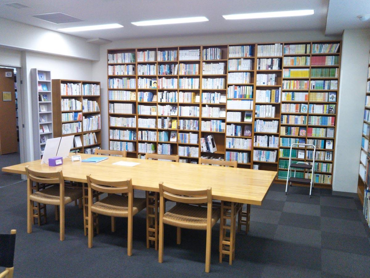 寄贈を受けた書籍や書棚、打合せに使っていたテーブルなどで構成する「和田誠記念文庫」