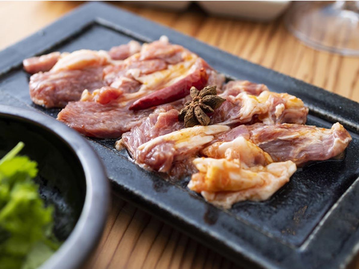 八角やさんしょう、ラー油を使う薬膳風味の味付けで食べるラー油と共に食べるラム肉