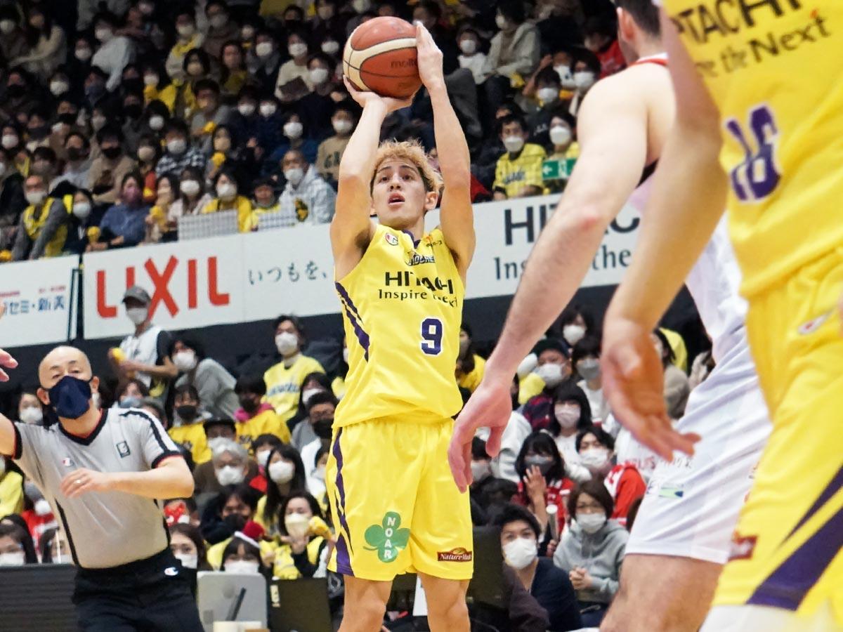 プロキャリア最多となる33得点を挙げたベンドラメ礼生選手（写真中央）