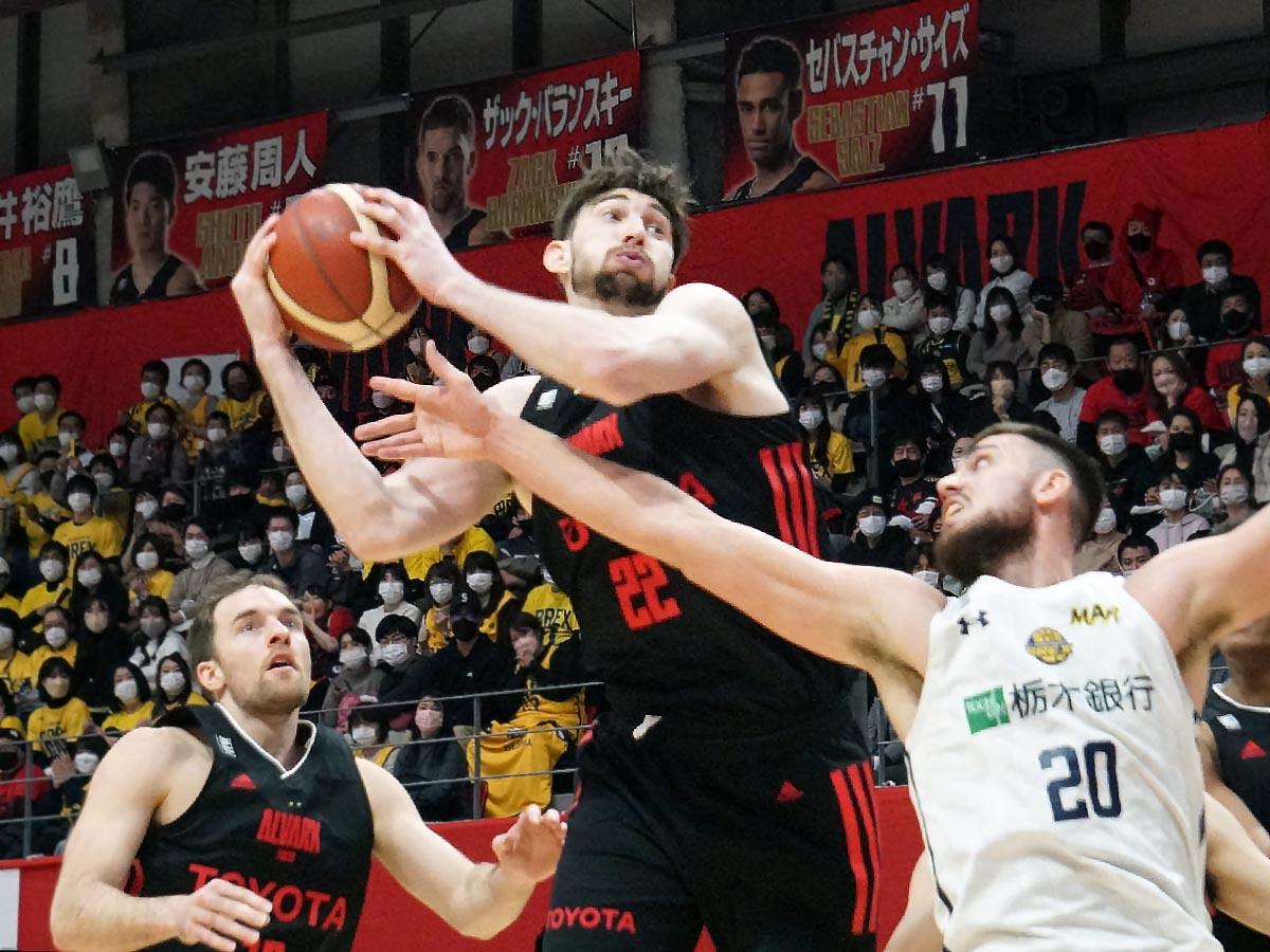 終盤にオフェンスリバウンドを重ねて取るなど貢献したライアン・ロシター選手（中央）