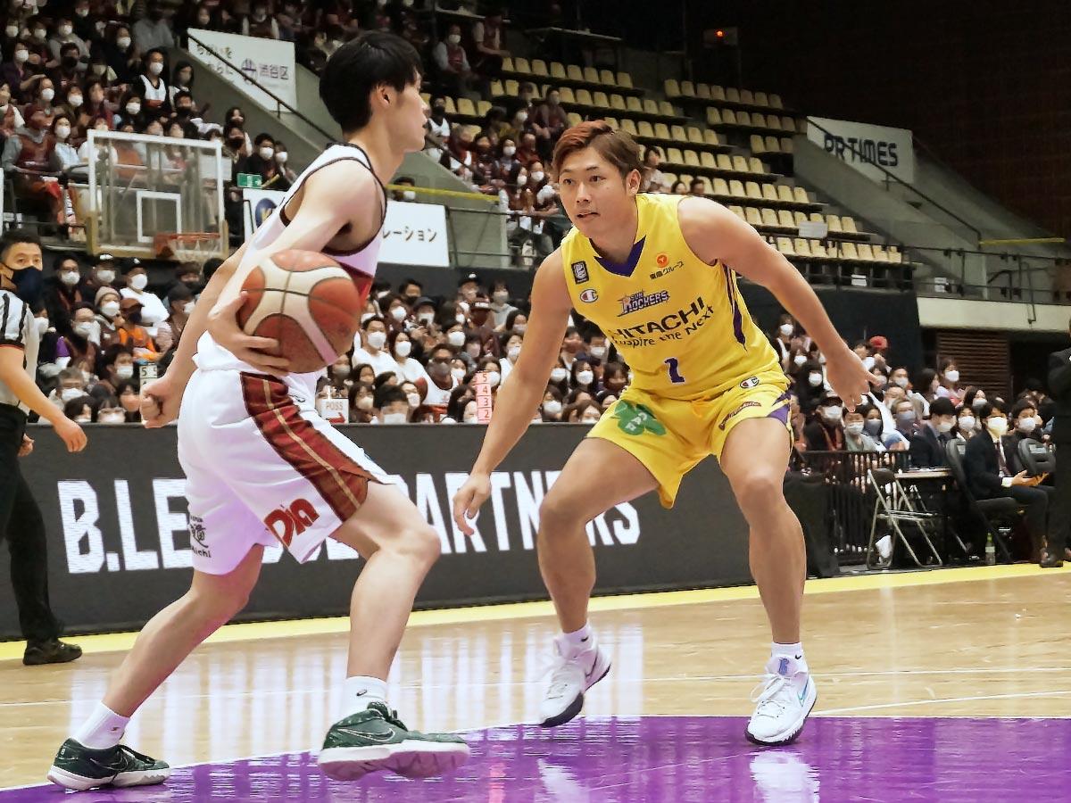第3クオーターにディフェンスでミスを誘うなどした関野剛平選手（右）