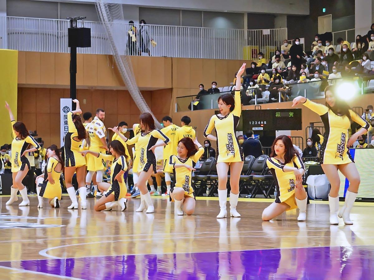 サンロッカーズ渋谷のホームゲームでパフォーマンスするサンロッカーガールズ