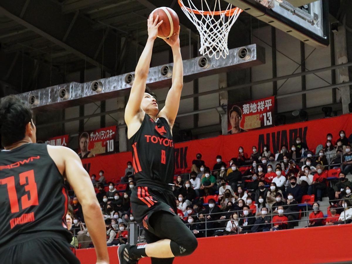 プロとして初のダンクを決めた吉井裕鷹選手（写真中央）