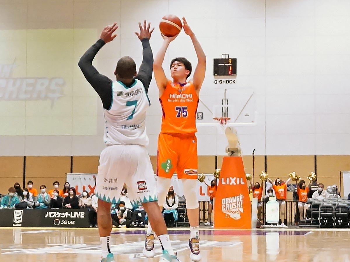 プロデビュー戦で11得点をマークした筑波大・井上宗一郎選手（右）