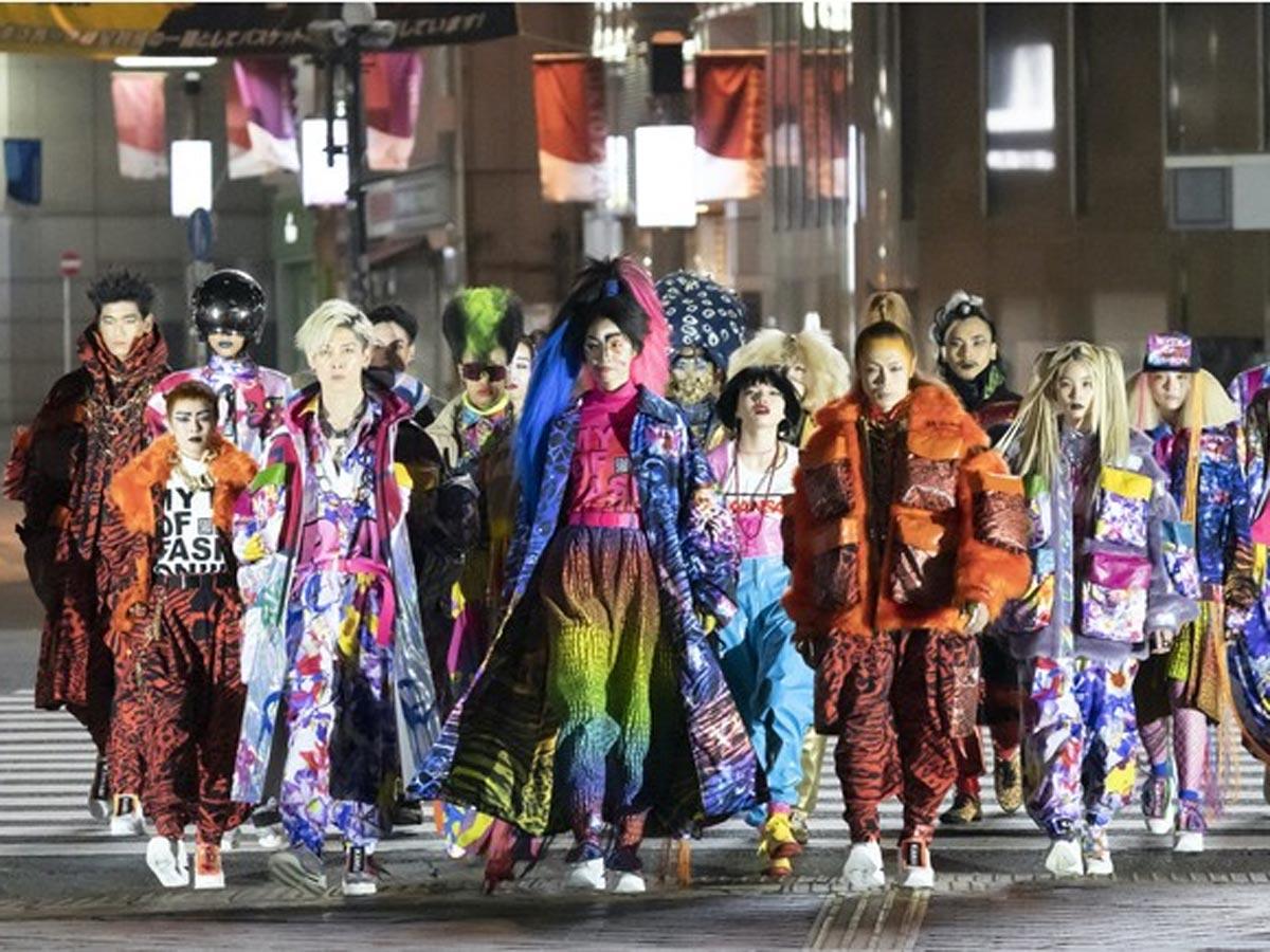 過去には「KANSAI YAMAMOTO」渋谷スクランブル交差点でショーを行った