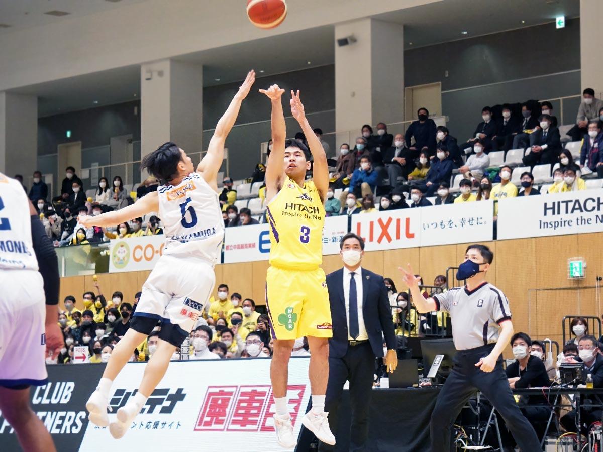 河村勇輝選手のディフェンスをかわして3ポイントシュートを決めた小川麻斗選手（写真中央）