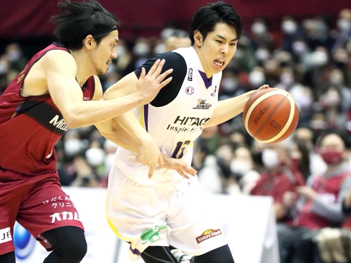 インサイドへのアタックやゴール下など得点面でも貢献した渡辺竜之佑選手（右）&copy;サンロッカーズ渋谷