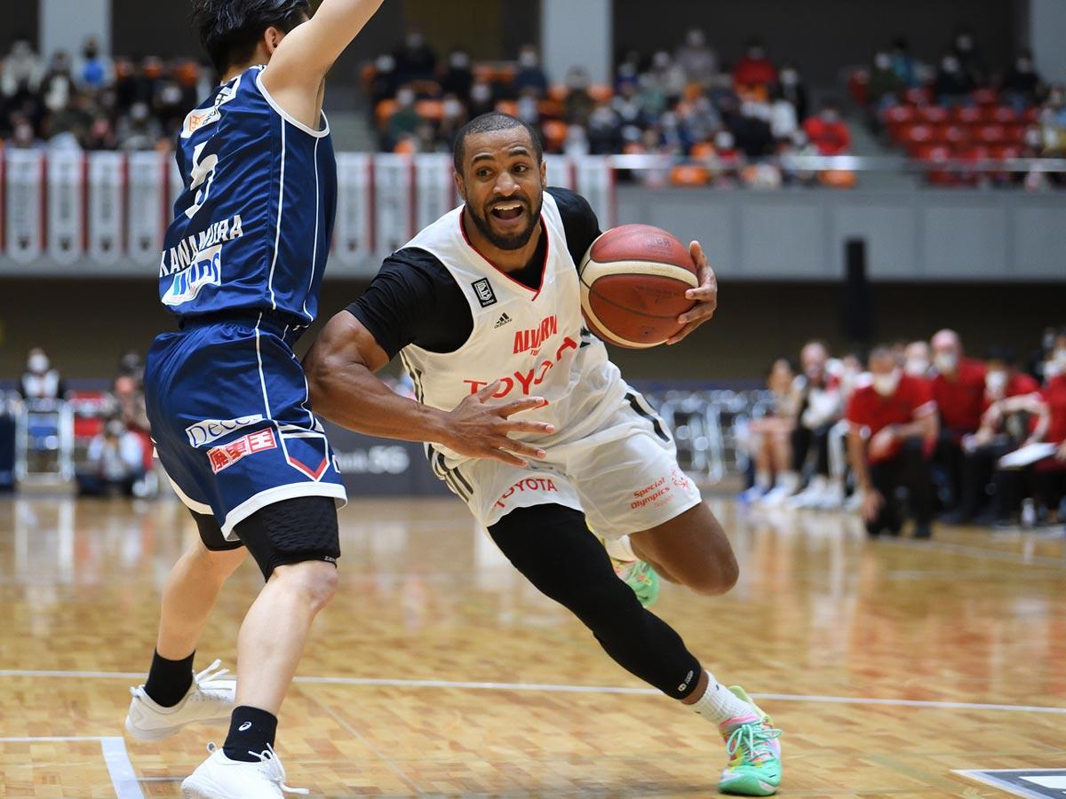 チームハイとなる17得点を挙げたジョーダン・テイラー選手（右）&copy;B.LEAGUE