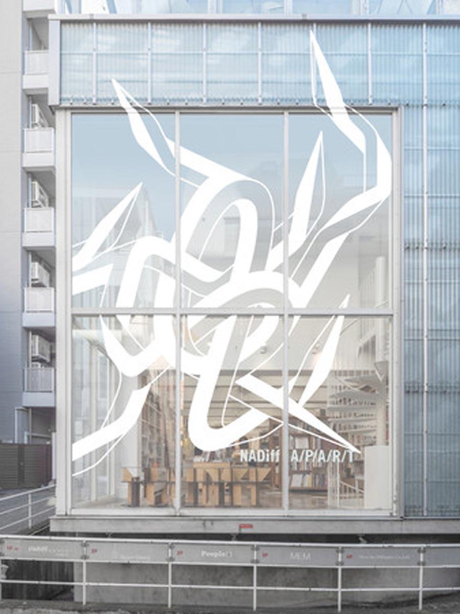 店舗のガラス壁面に展示する6メートル超の新作「FFIGURATI #366」&copy;Enrico Isamu Oyama