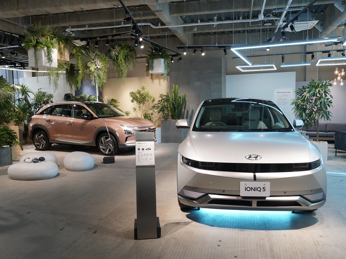 国内販売する2車種を展示する場内