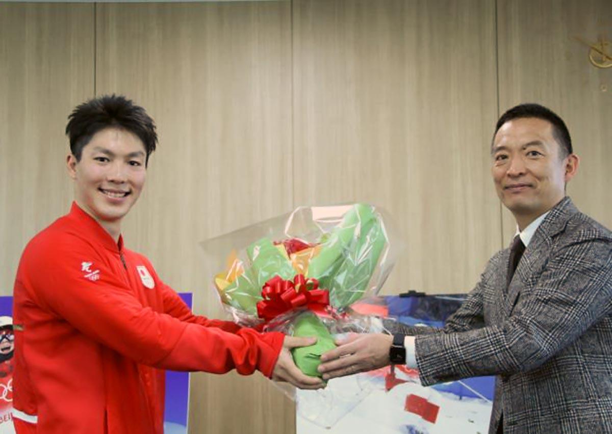 長谷部健渋谷区長を表敬訪問した原大智選手（左）