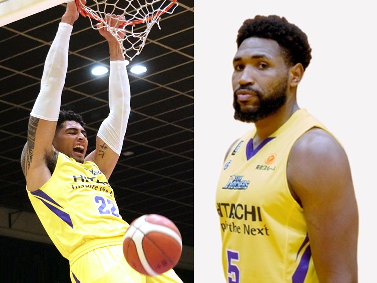 （左から）退団したマックス・ヒサタケ選手と入団したケビン・ジョーンズ選手