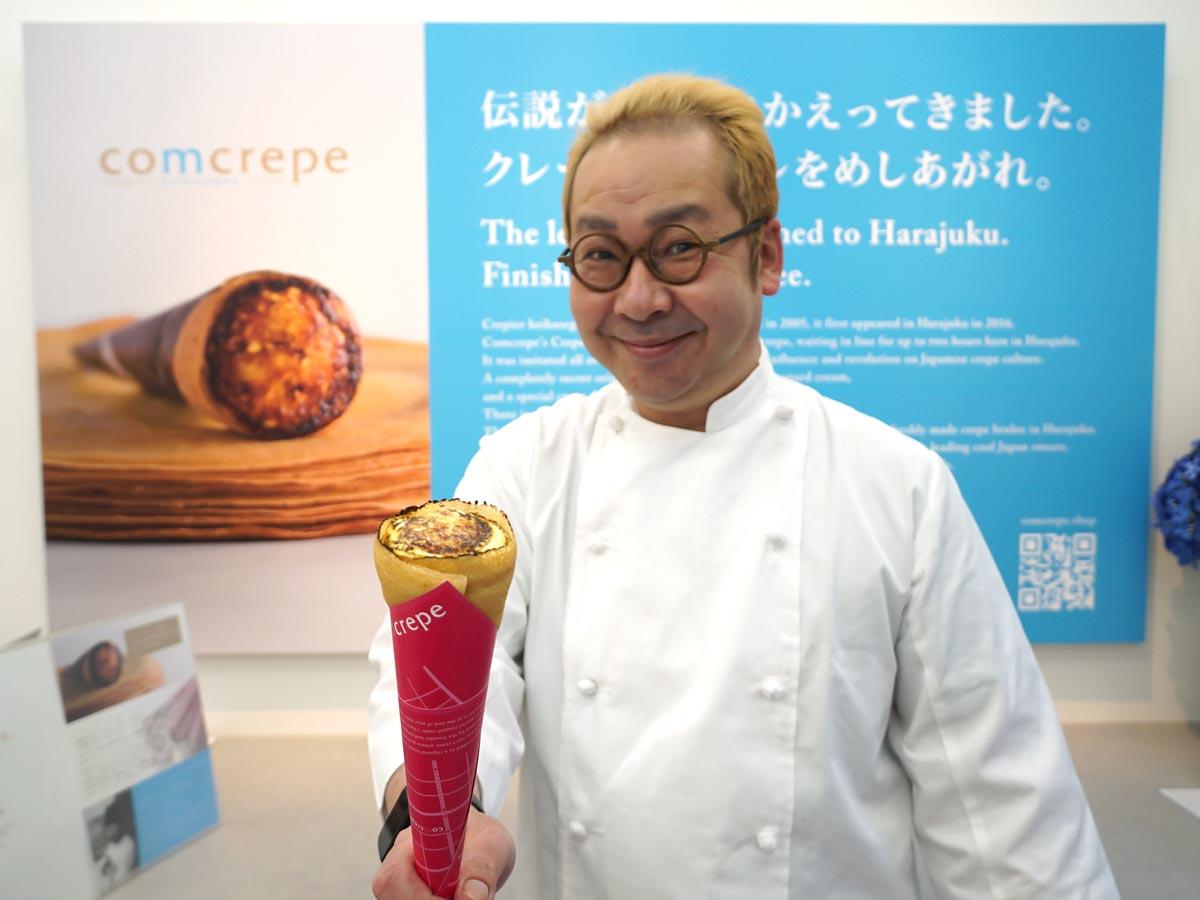 ブランドを代表する焦がしクレープ「クレープブリュレ」を手にするオーナーでクレーピエの長谷川圭さん