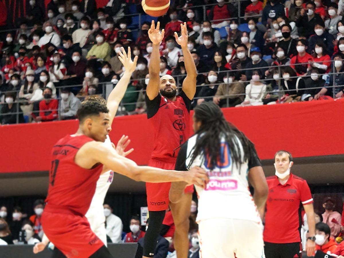 点差を詰められた場面で得点を挙げたジョーダン・テイラー選手（写真中央）
