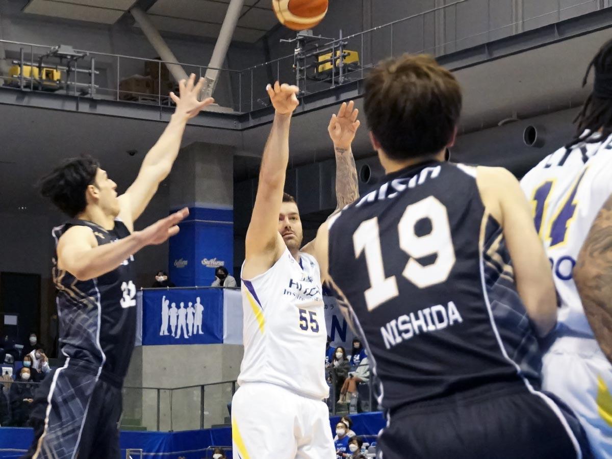 得点能力に加え体を張ったディフェンスも見せたジョシュ・ハレルソン選手（写真中央奥）