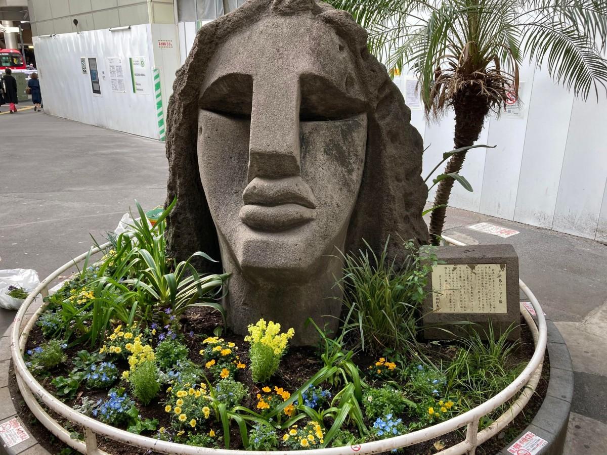 ウクライナカラーの青と黄色の花で囲まれた渋谷・モヤイ像