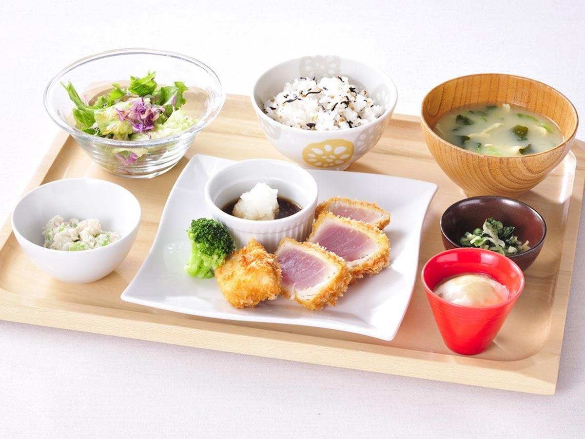 手作りの料理を盆で提供する「おぼんdeごはん」のイメージ