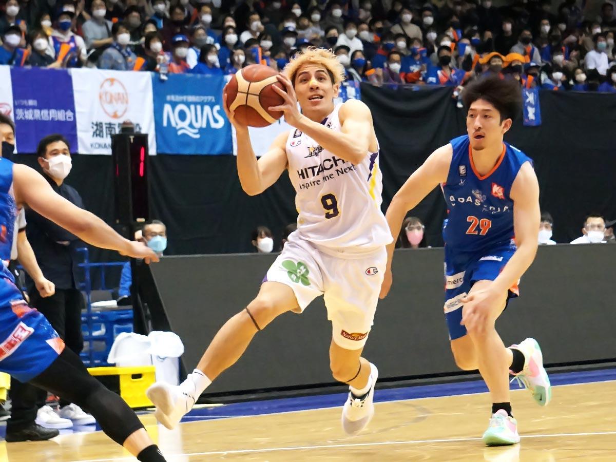 インサイドへアタックし続けたベンドラメ礼生選手（中央）