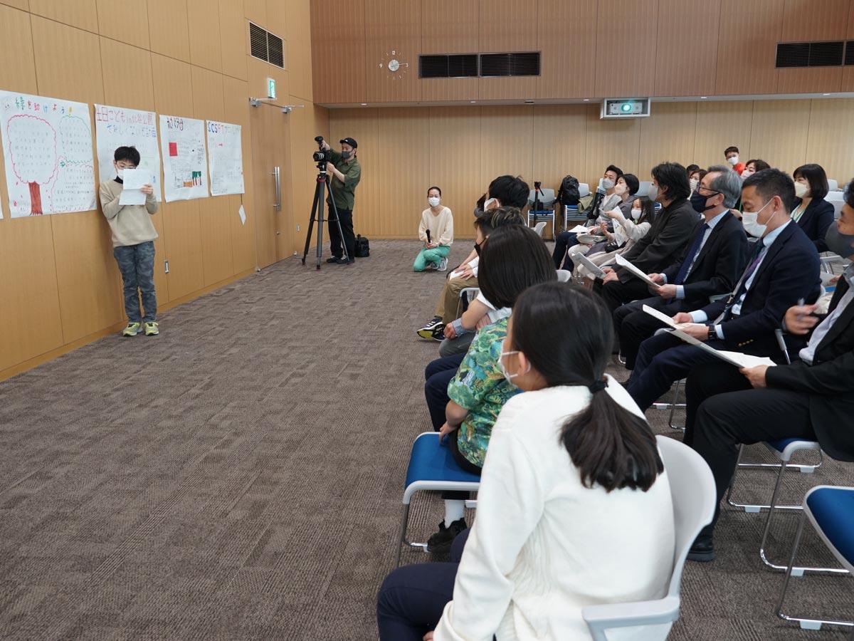 参加した児童は考えた案を長谷部健渋谷区長ら大人にプレゼンした