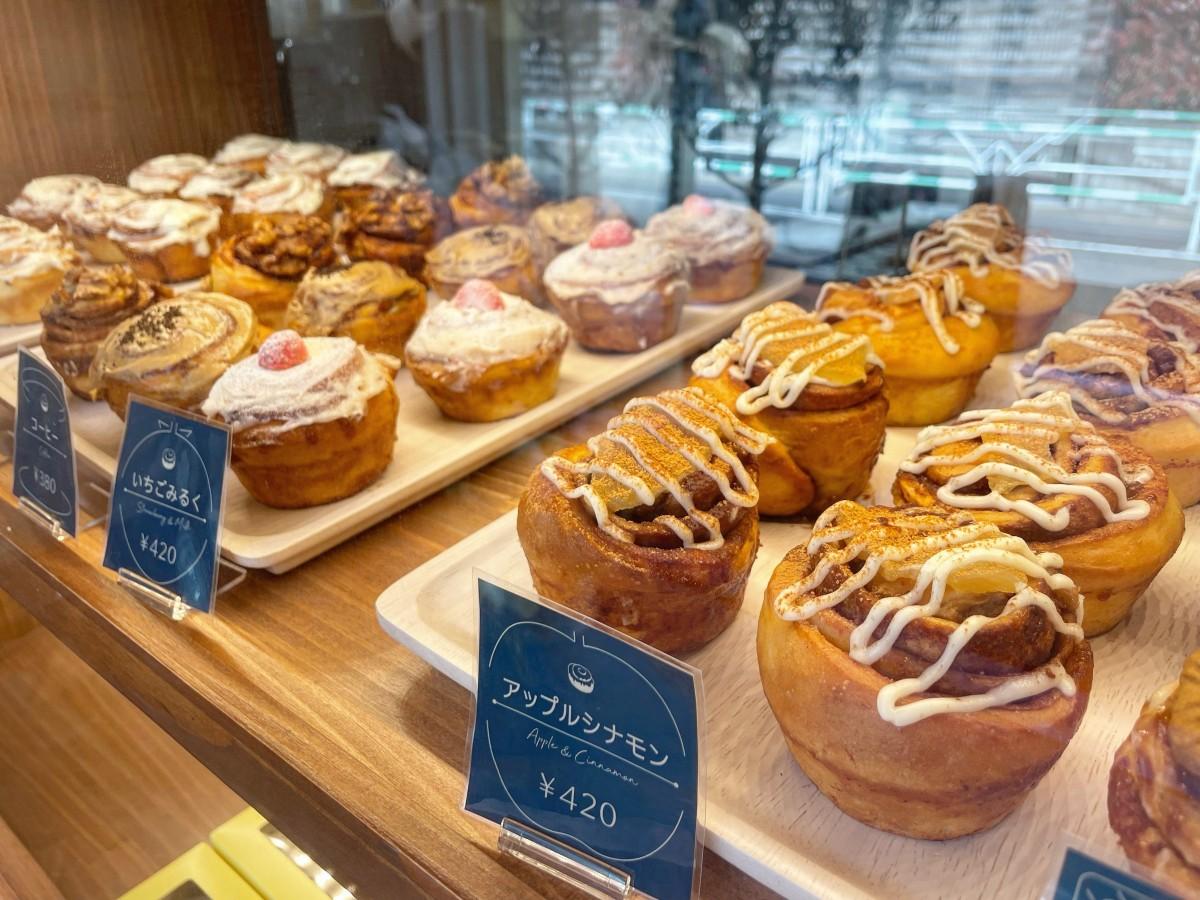 店頭に並ぶシナモンロール