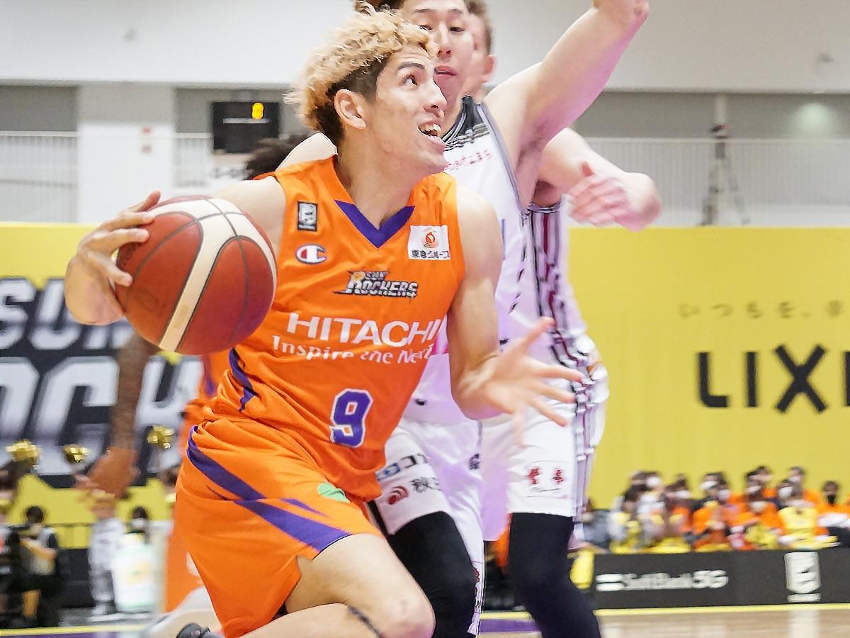 積極てkなインサイドへのアタックで攻撃を組み立てるなどしたベンドラメ礼生選手（手前）