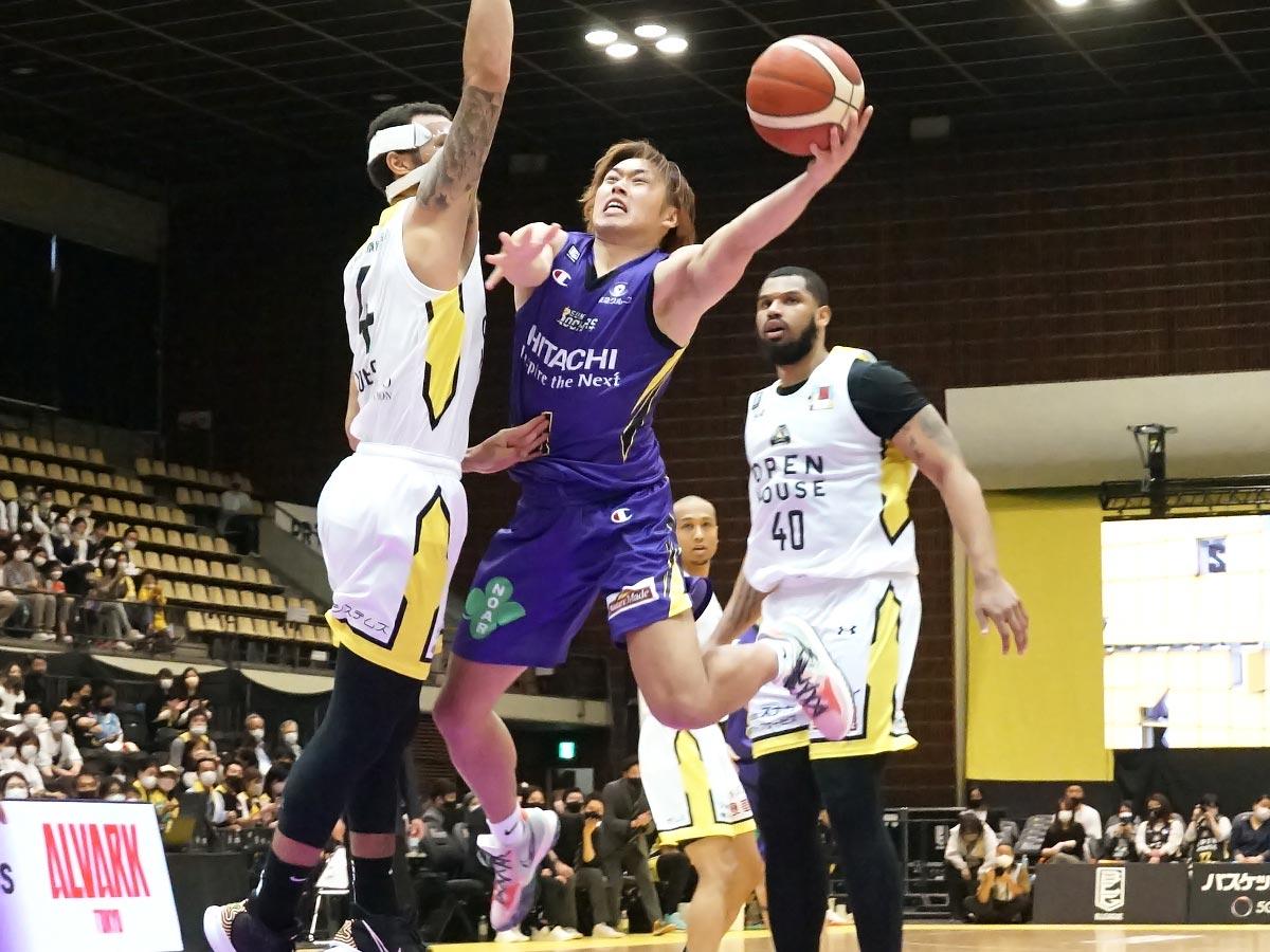 積極的にアタックするなど13得点を挙げた関野剛平選手（中央紫のユニホーム）