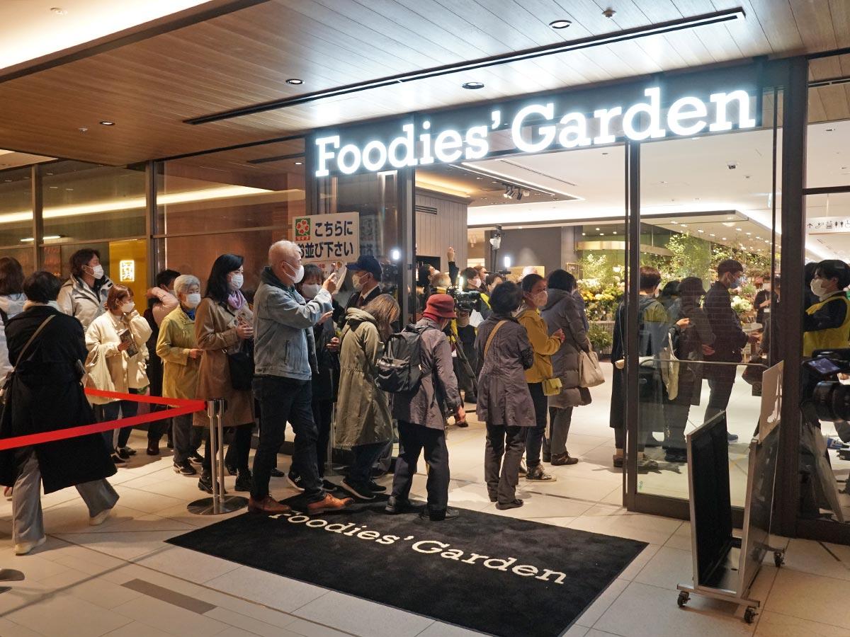 開店と同時に行列をなしていた人たちがフロアに流れ込んだ