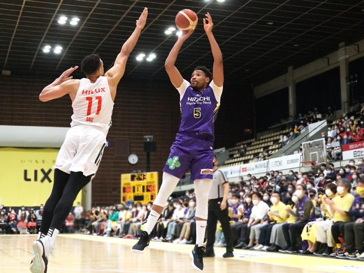 試合を通して得点を重ね27点を挙げたケビン・ジョーンズ選手（右）