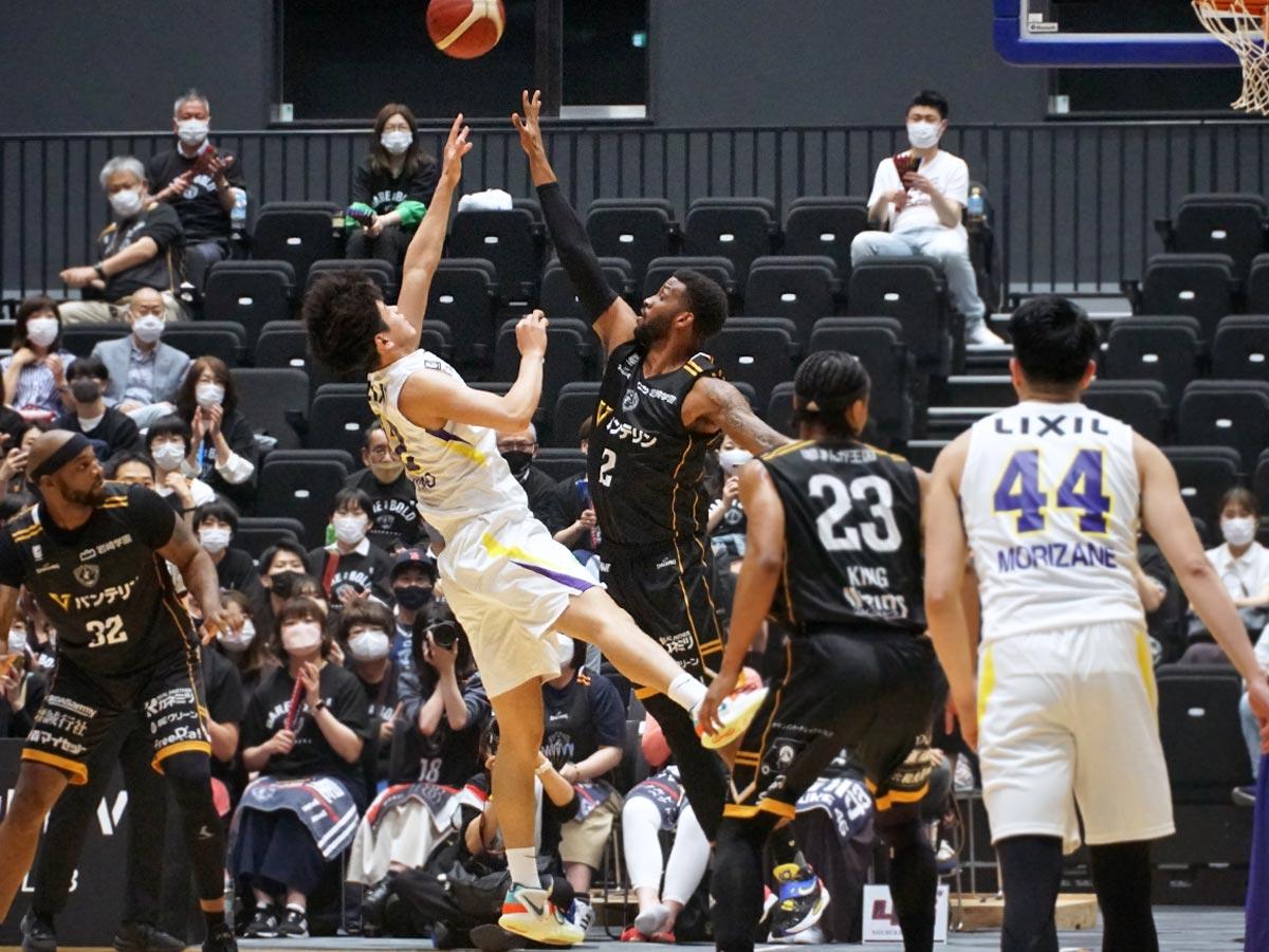 第2クオーターに左手でタフなシュートを決めた西野曜選手（中央左）