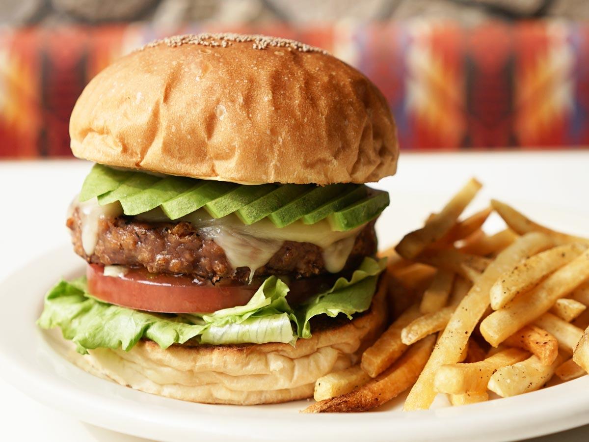 プラントベースアボカドモッツァレラバーガー（2,200円）