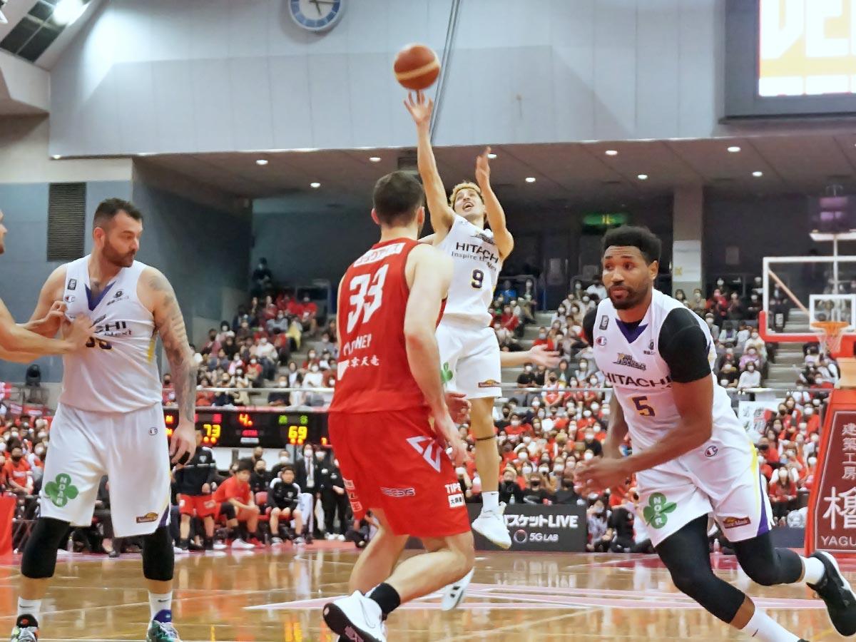 最後まで勝利を目指し得点を狙ったサンロッカーズ渋谷（白のユニホーム）