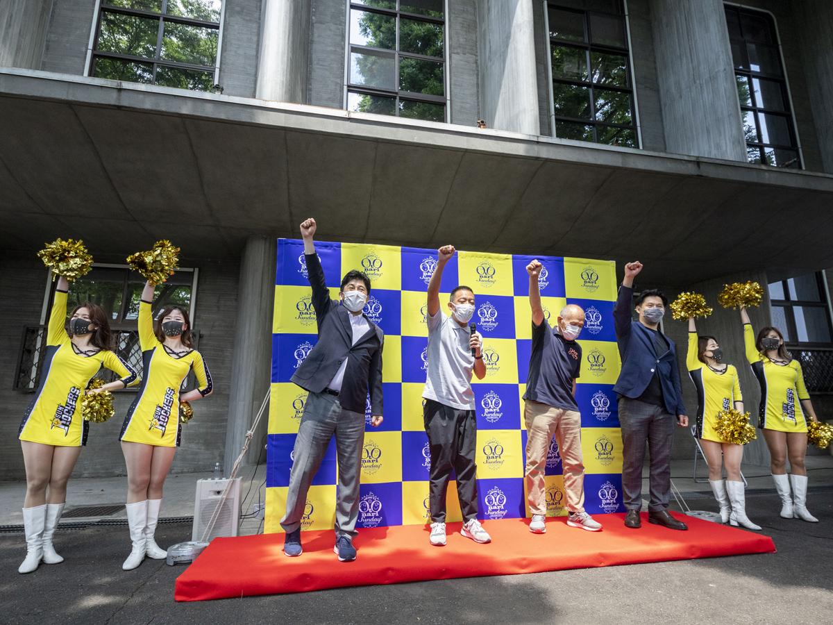 長谷部健区長（左から４人目）らによる開会宣言