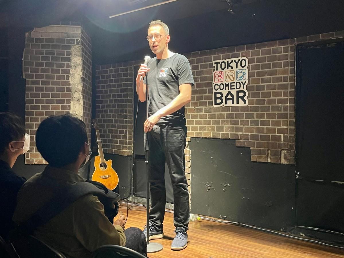 ステージMCを務めるベンジャミン・フォックスさん