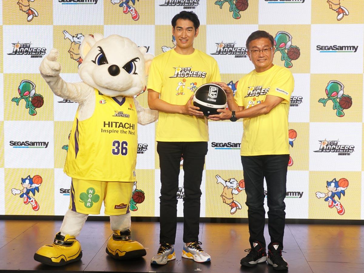 （左から）マスコット「サンディー」、セガサミーホールディングス里見治紀社長グループCEO、日立サンロッカーズ浦長瀬正一社長