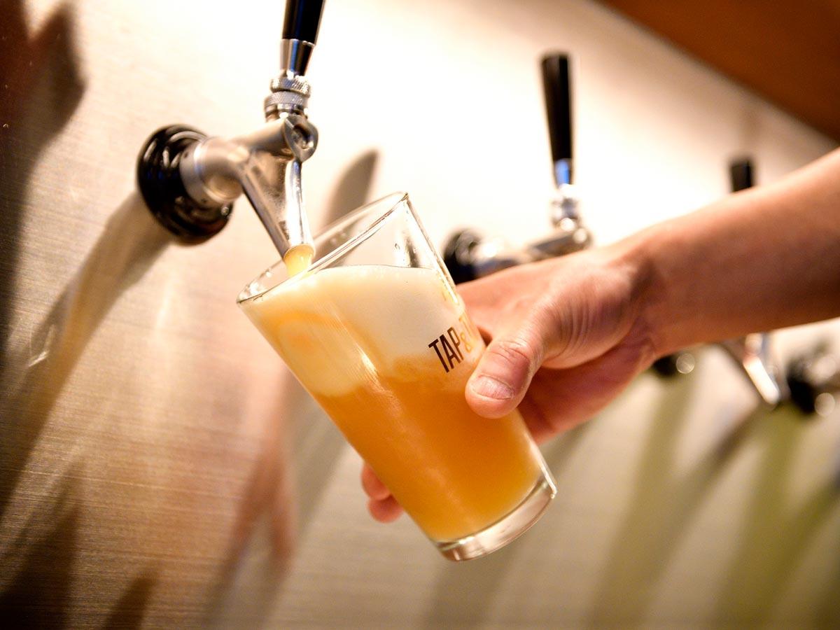 来店客自身がサーバーからビールを注ぐことができる